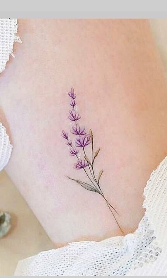 phong cách nữ tính với mẫu hình xăm lavender