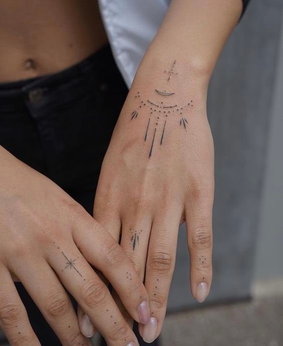 mẫu tattoo họa tiết cổ điển trên bàn tay nữ
