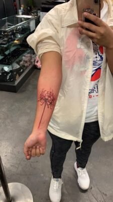 mẫu tattoo hoa bỉ ngạn hút mắt ở cẳng tay