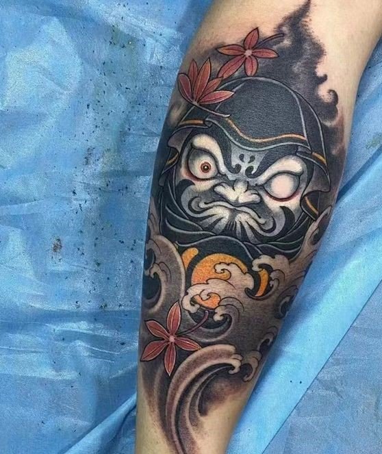 mẫu Daruma sắc đen trắng hung tợn trên chân