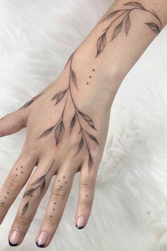 mẫu hình xăm cành lá quấn quanh bàn tay