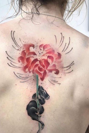 H&igrave;nh xăm tr&ecirc;n lưng với h&igrave;nh con chuột &ocirc;m c&agrave;nh hoa hồng đỏ, n&eacute;t vẽ mềm mại v&agrave; s&aacute;ng tạo.