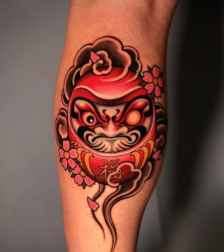 búp bê Daruma xăm trên chân