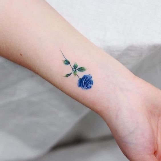 mẫu tattoo cành hoa hồng xanh cực xinh