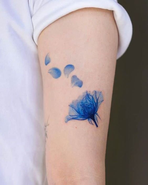 mẫu tattoo cành hoa hồng xanh nghệ thuật