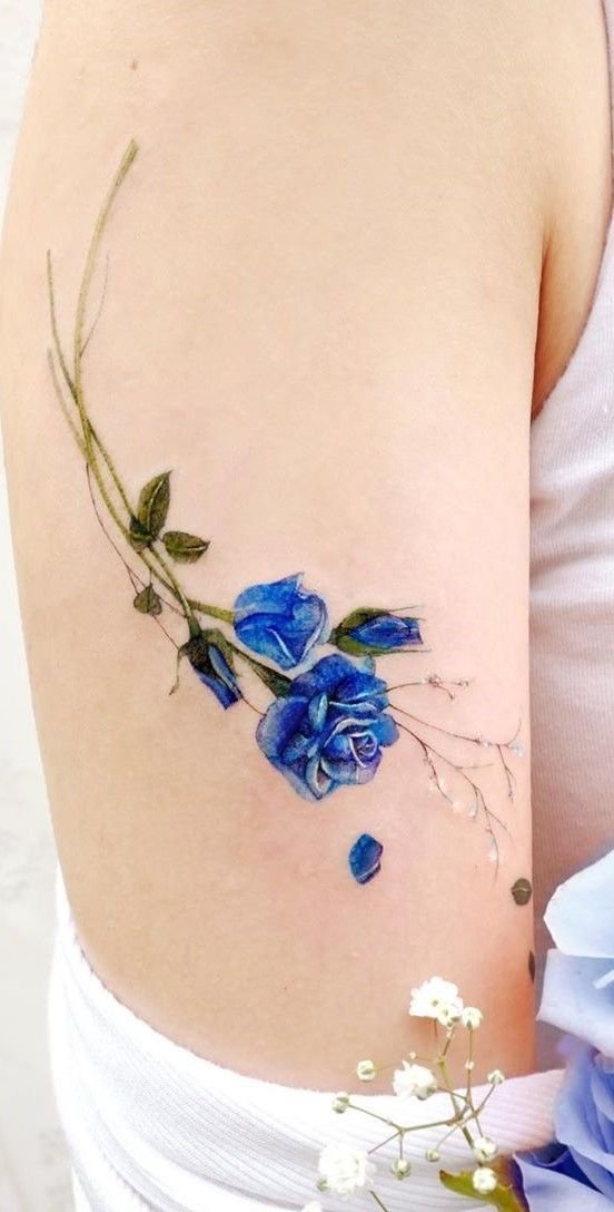 mẫu tattoo cành hoa hồng xanh mini ở bắp tay