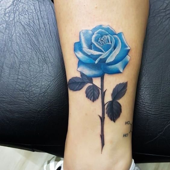 mẫu tattoo cành hoa hồng xanh mini ở cổ chân