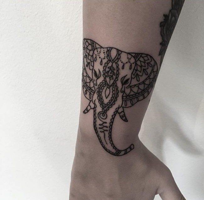 Phong cách độc đáo với mẫu tattoo voi trên cổ tay
