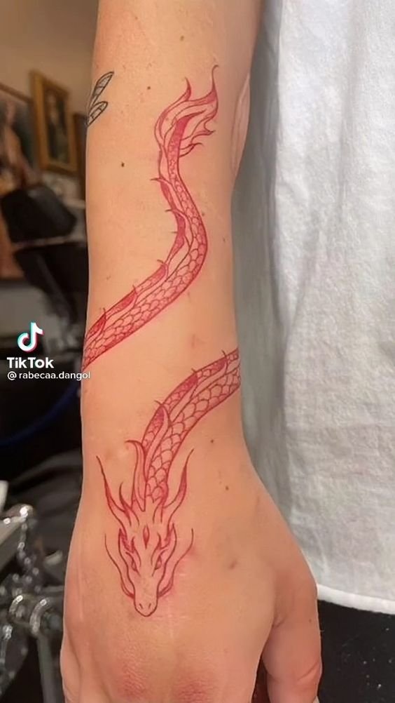 phong cách tattoo rồng đỏ uốn lượn quanh cổ tay