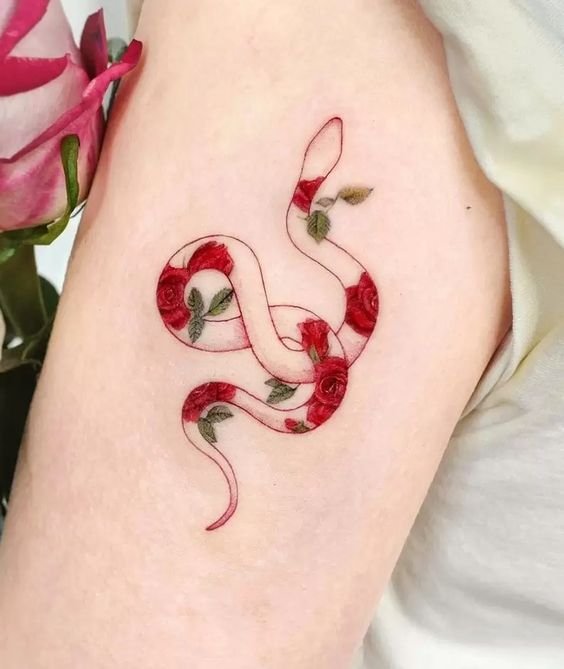 tattoo hình rắn cùng hoa hồng trên bắp tay lạ mắt