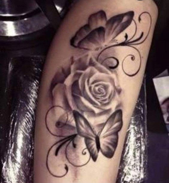 tattoo hoa hồng và bướm xinh xắn ở cánh tay