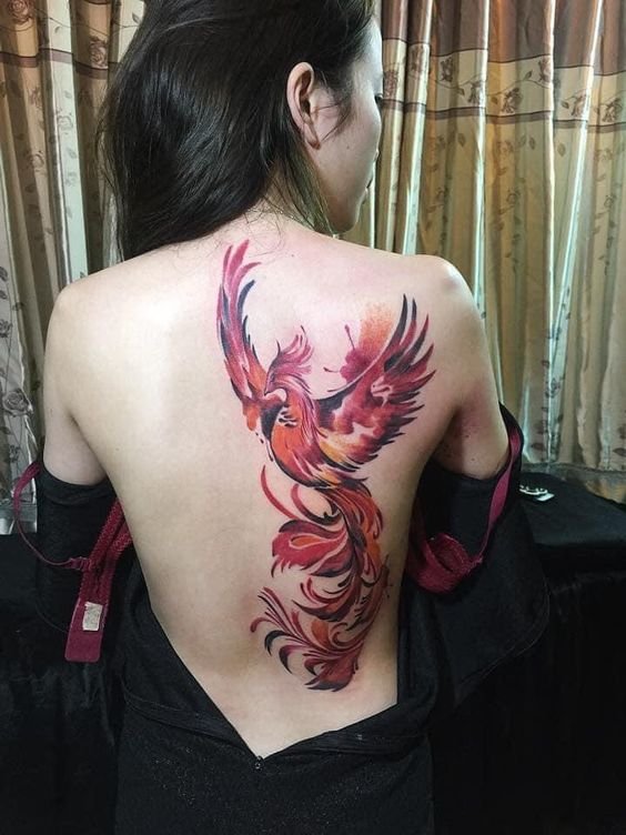 tattoo phượng hoàng được khắc họa trên nửa lưng chị khách