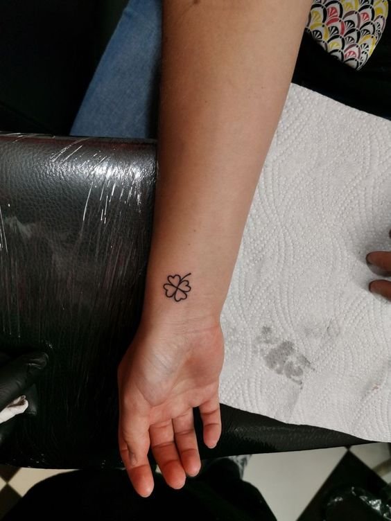 tattoo mini cỏ 4 lá đơn giản ở cổ tay tattoo mini cỏ 4 lá đơn giản ở cổ tay