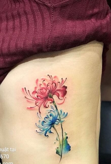 tattoo mini hoa bỉ ngạn đỏ và xanh ở mạn sườn tattoo mini hoa bỉ ngạn đỏ và xanh ở mạn sườn
