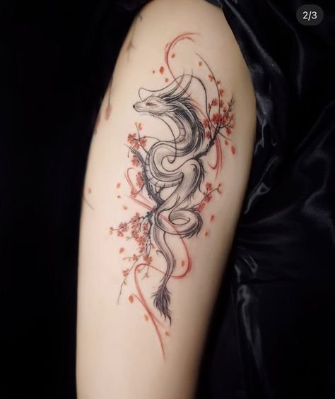 tattoo mini hoa bỉ ngạn kèm rồng ở bắp tay tattoo mini hoa bỉ ngạn kèm rồng ở bắp tay