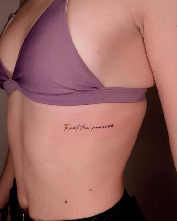 ý tưởng tattoo chữ trên mạn sườn